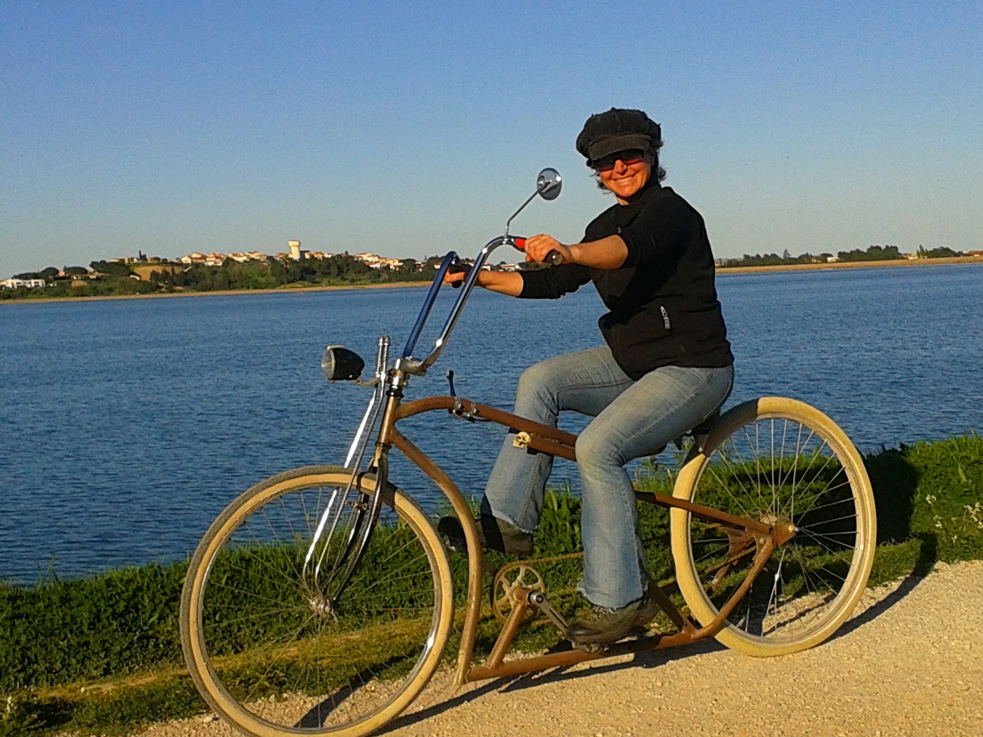 femme vélo au bord d'un lac